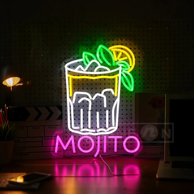 Neonskylt formad som ett drinkglas på en vägg i en bar