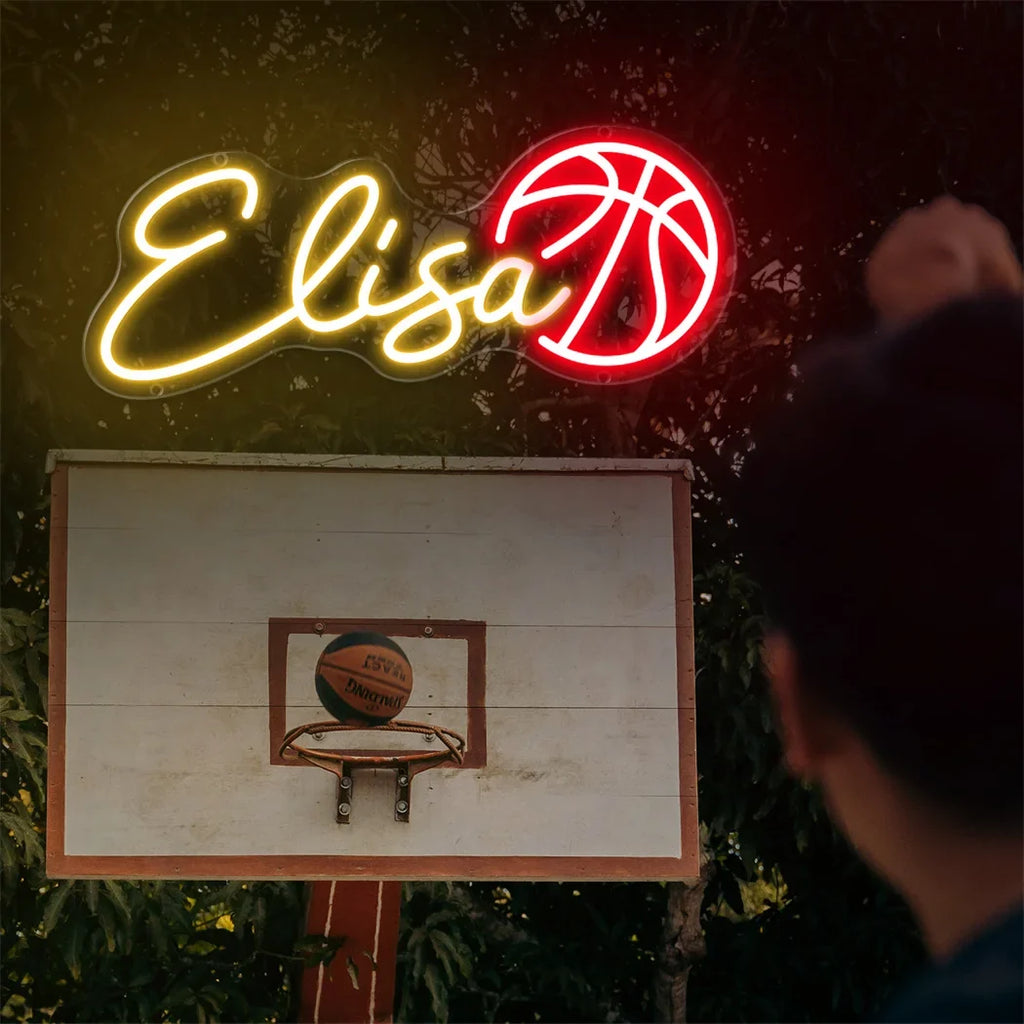 Neonskylt med ett namn och en basketboll på en hylla