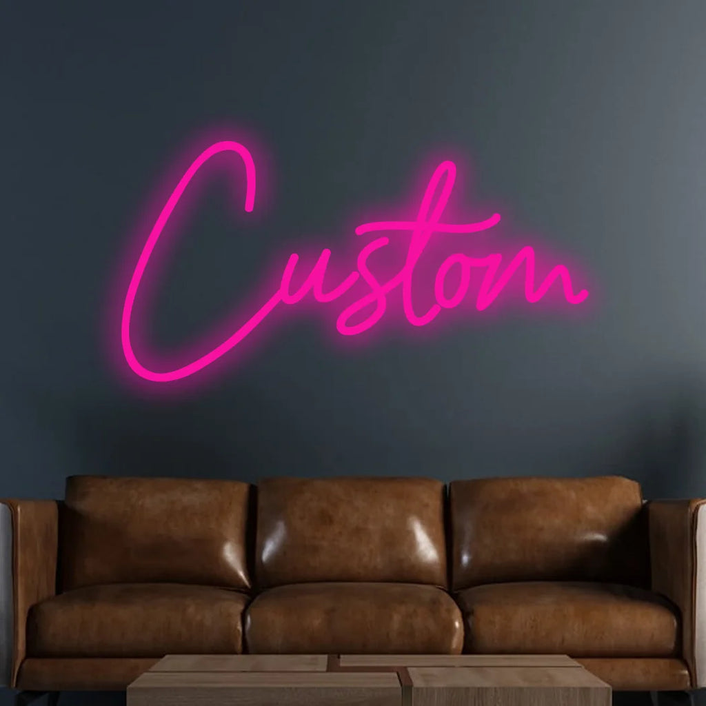 Neonskylt i rosa ljus ovanför en soffa