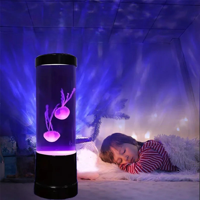 Manetlampa med maneter i en upplyst tank