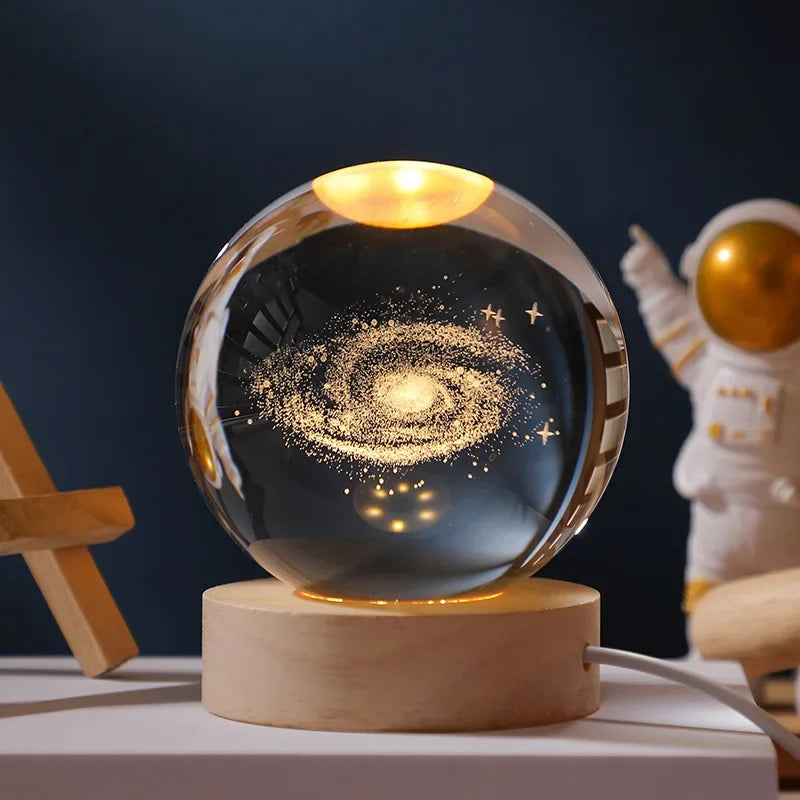 Kristallkula med planetmotiv, nattlampa med trästativ