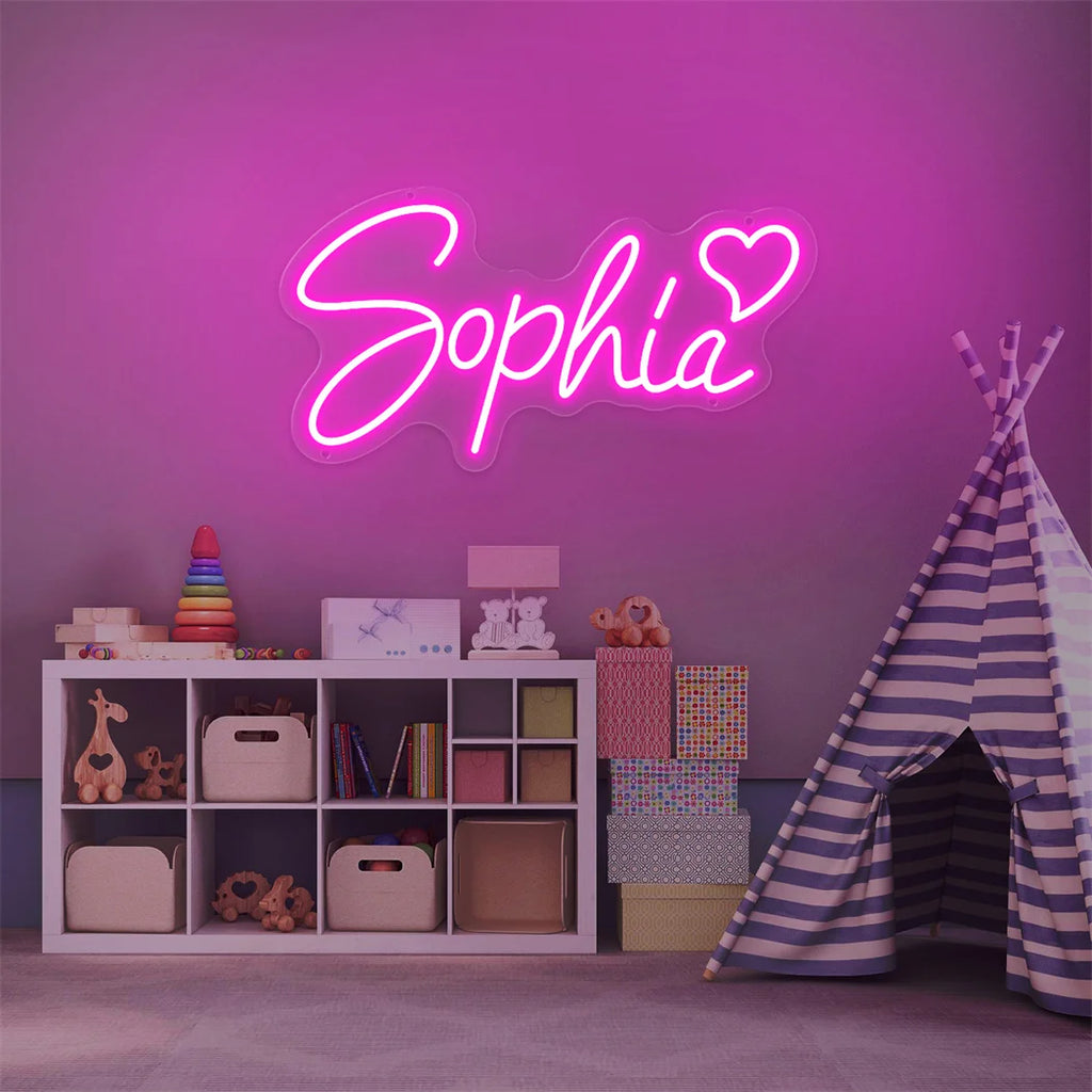Rosa neonskylt med namnet Sophia på väggen i ett barnrum