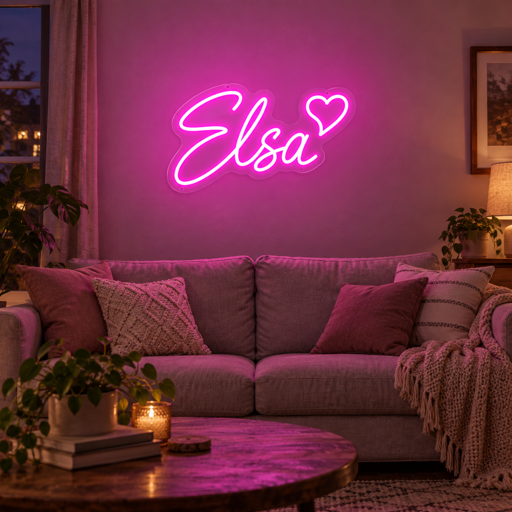Rosa neonskylt med namnet Elsa och ett hjärta ovanför en soffa i ett rosa vardagsrum