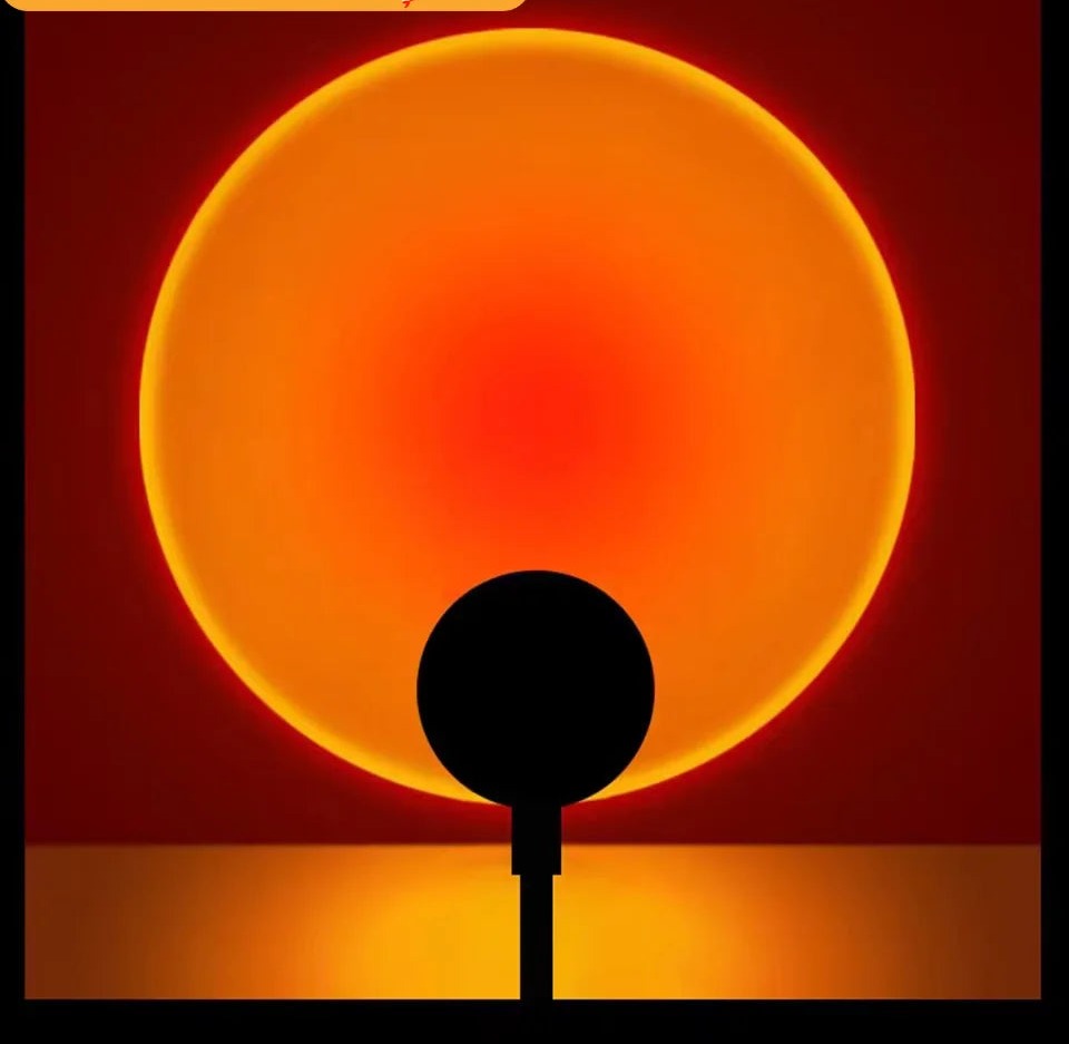 Solnedgångslampa som lyser upp en vägg i varm orange